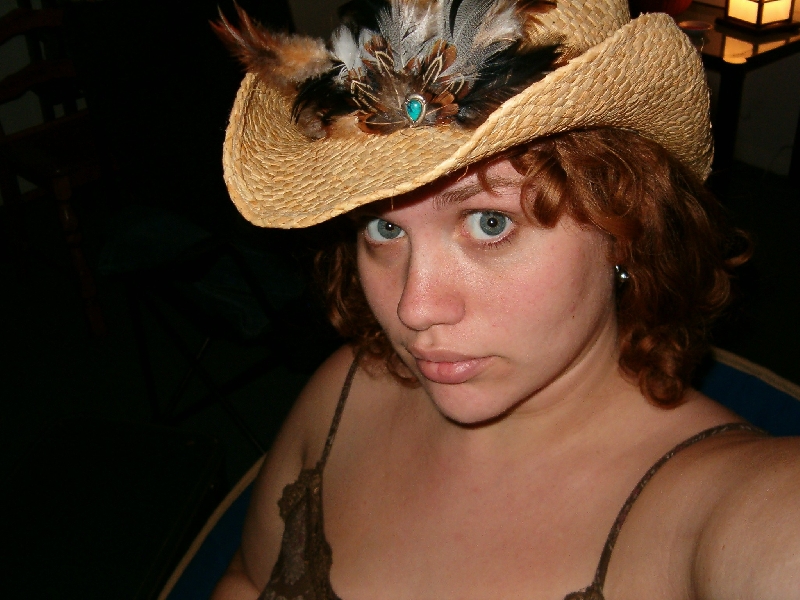 2004-11-01-nicolexanna-cool hat 1.jpg