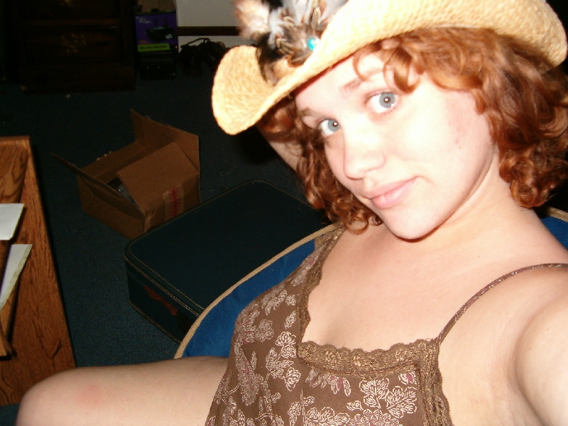 2004-11-01-nicolexanna-cool hat 2.jpg