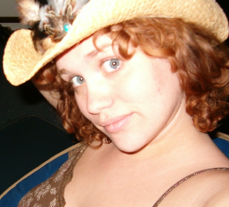 2004-11-01-nicolexanna-cool hat 3.jpg