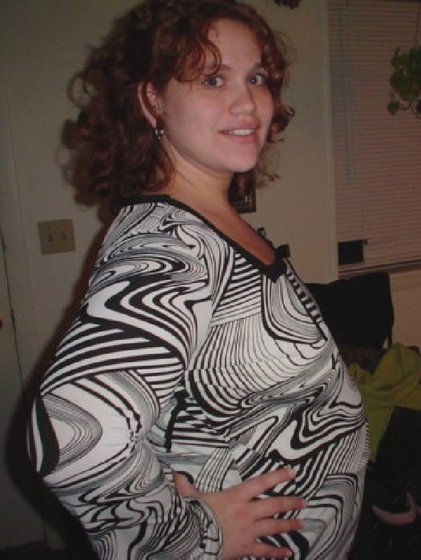 2004-11-06-nicolexanna-nicole prego pic 28 weeks.jpg