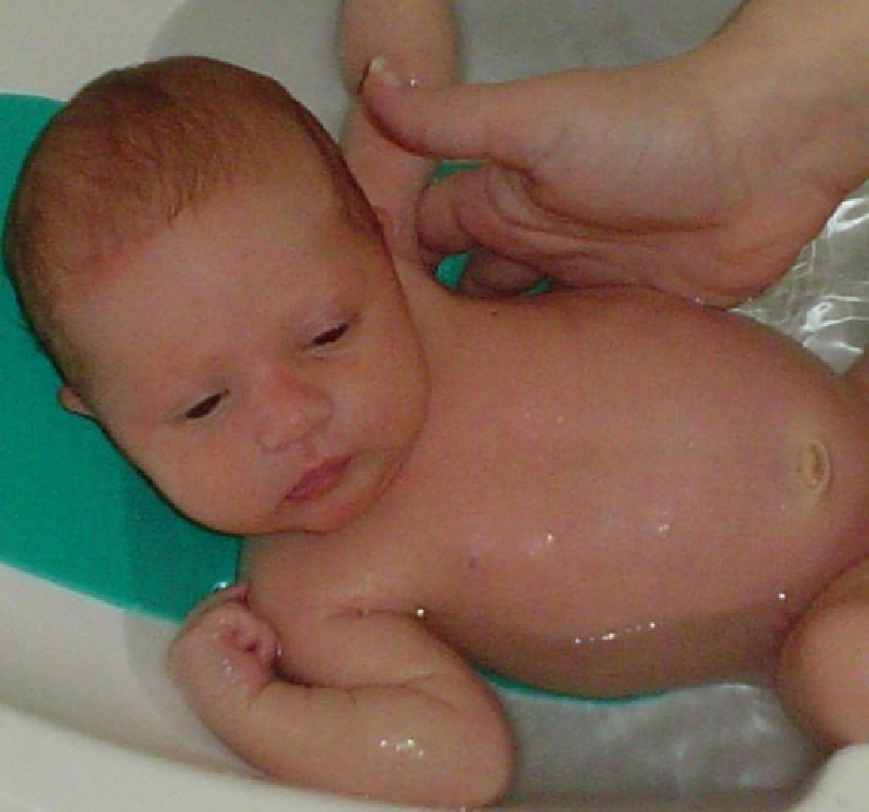 2005-02-16-nicolexanna-first bath edited.jpg