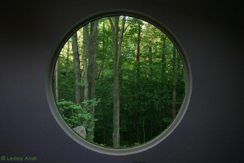 2005-09-23-greentara-roundwindowams.jpg