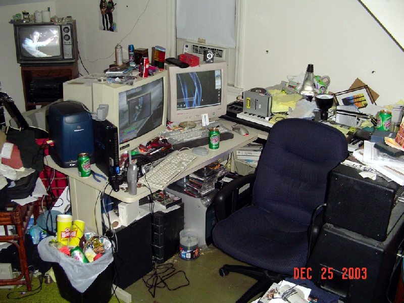 12-25-03_dave_moran_room.jpg